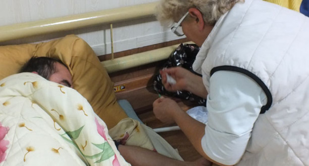 Оказание медицинской помощи участнику голодовки. 11 октября 2016 г. Фото Патимат Махмудовой для "Кавказского узла"