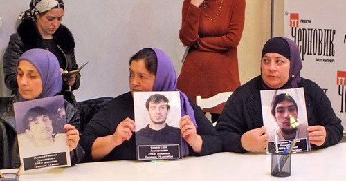 Матери с фотографиями своих похищенных сыновей. Фото Патимат Махмудовой для "Кавказского узла"