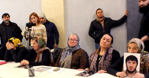 Родители пропавших сыновей во время пресс-конференции. Фото Патимат Махмудовой для "Кавказского узла"