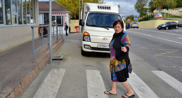 Хозяйка ООО «Карина» показывает неправильную разметку на дороге. Сочи, октябрь 2016 г. Фото Светланы Кравченко для "Кавказского узла"