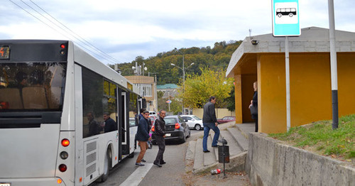 Остановка автобуса № 144 в поселке Сергей Поле перед выездом на федеральную трассу. Сочи, октябрь 2016 г. Фото Светланы Кравченко для "Кавказского узла"