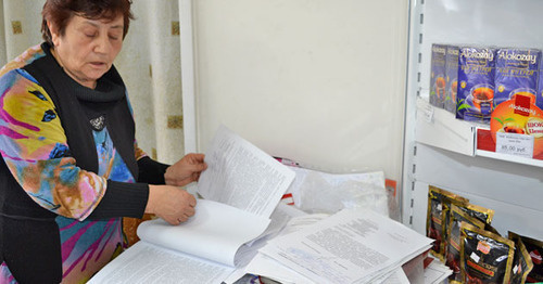 Хозяйка ООО «Карина» показывает документы о праве на собственность. Сочи, октябрь 2016 г. Фото Светланы Кравченко для "Кавказского узла"