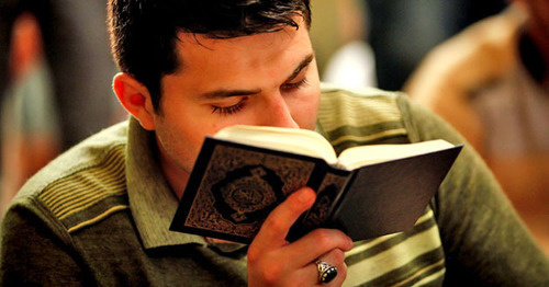 Молодой человек, читающий Коран в Ночь Гадр. Фото Азиза Каримова для "Кавказского узла"