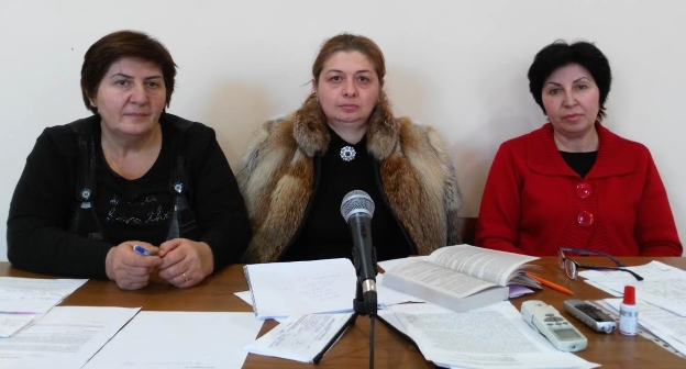 Активистки "Голоса Беслана" Эмма Тагаева, Эмилия Бзарова, Элла Кесаева. 28 октября 2016 года. Фото Алана Цхурбаева для "Кавказского узла"