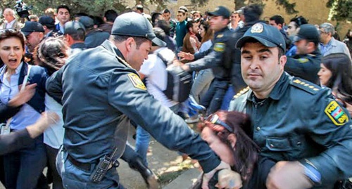 Азербайджанские полицейские задерживают участников протестной акции. Фото Азиза Каримова для "Кавказского узла"