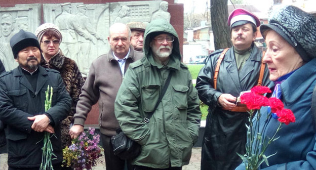 У мемориала "Невинно убиенным" в парке Строителей прошёл митинг в День памяти жертв политических репрессий. Ростов-на-Дону, 30 октября 2016 г. Фото Константина Волгина для "Кавказского узла"