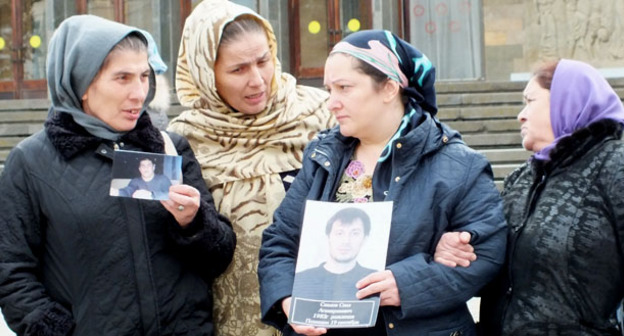 Родные пропавших дагестанцев вышли на митинг в Махачкале. 31 октября 2016 г. Фото Патимат Махмудовой для "Кавказского узла2