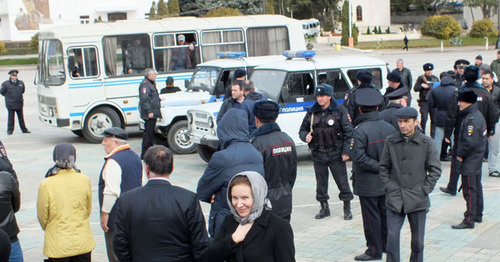 Сотрудники полиции несколько раз пытались разогнать митингующих. Махачкала, 31 октября 2016 г. Фото Патимат Махмудовой для "Кавказского узла"