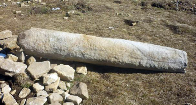 Разрушенный менгир. Фото: https://kavtoday.ru/22601