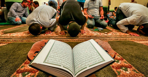 Страницы Корана во время службы в мечети. Фото Азиза Каримова для "Кавказского узла"