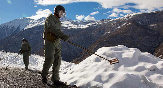 Разминирование в горной местности Чеченской республики в районе поселка Ведучи. Фото: http://multimedia.mil.ru/multimedia/photo/gallery.htm?id=26302@cmsPhotoGallery