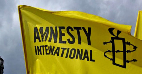 Флаг с логотипом Amnesty International. Фото http://haqqin.az/news/83912