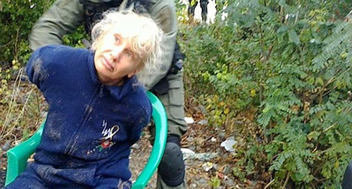 Инесса Тарвердиева во время задержания. Фото: оперативная съемка, http://www.alt.kp.ru/daily/26601.5/3617423/