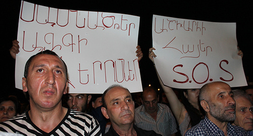 Надписи на плакатах: «Сасна Црер – национальные герои!» (слева) и «Армяне мира! SOS!» (справа). Фото Тиграна Петросяна для "Кавказского узла"