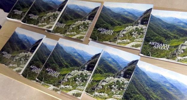 Экземпляры фотоальбомов "Арцах" на презентации в Центре искусств Шуши. 4 ноября 2016 год. Фото Алвард Григорян для Кавказского узла 