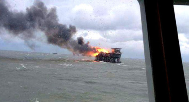 Пожар на одной из скважин месторождения "Гюнешли", 16 декабря 2015 года. Фото: RFE/RL