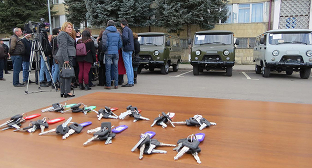  В дар сельским общинам Нагорного Карабаха переданы 13 автомашин марки УАЗ,от министерства  экономики Армении. Степанакерт. 5 ноября 2016 год. Фото Алвард  Григорян для "Кавказского узла"