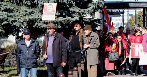 Шествие и митинг во Владикавказе cторонников КПРФ. 7 ноября 2016 г. Фото Эммы Марзоевой для "Кавказского узла"