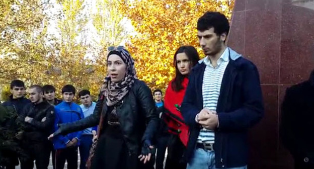 Митинг в поддержку преподавателя Дагестанского медицинского университета. Махачкала, 8 ноября 2016 г. Кадр из видео пользователя Новое Дело https://www.youtube.com/watch?v=SOqre5q7o18