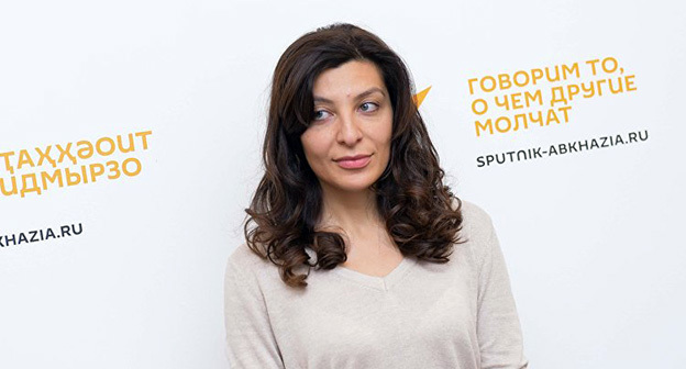 Лиана Агба. Фото: © Sputnik / Томас Тхайцук
http://sputnik-abkhazia.ru/Abkhazia/20161108/1019810555/agrba-monety-s-rodovymi-abxazskimi-tamgami-poyavyatsya-v-abxazii.html