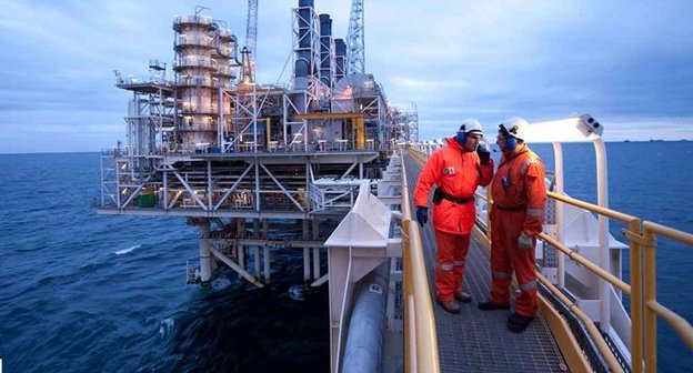 Нефтяная платформа  месторождении "Гюнешли". Фото: http://www.bp.com/content/bp-country/en_az/caspian/operationsprojects/ACG/_jcr_content/landing_dropzone/landing_dropzone/carousel/image6.img.1024.low.jpg/1432189354111.jpg