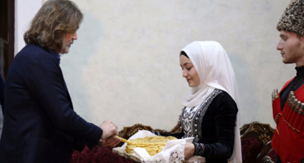 Никас Сафронов (слева) в Грозном. Фото https://chechnyatoday.com/content/view/295718