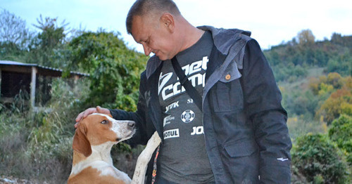 Волонтер с Собакой. Фото Светланы Кравченко для "Кавказского узла"