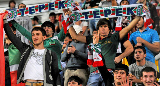 Болельщики футбольного клуба "Терек". Фото: Елена Синеок, ЮГА.ру