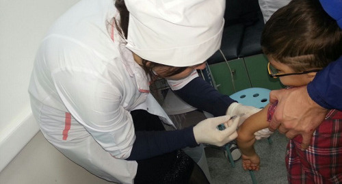 Проведение вакцинации от гепатита А среди детей в Махачкале, ноябрь 2016 г. Фото: министерство здравоохранения Дагестана http://minzdrav.e-dag.ru/images/ministerstvo7/NR091e6b2641a44382c0e128b91b63568e.jpg