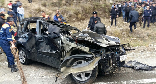 Машина упала в обрыв в Унцукульском районе Дагестана. Фото http://www.riadagestan.ru/news/disasters_and_catastrophes/poyavilas_informatsiya_po_povodu_dtp_v_untsukulskom_rayone_respubliki/
