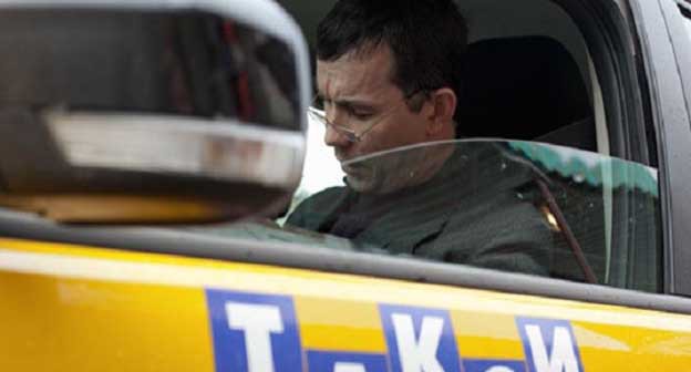 Таксист. Фото: http://bloknot-rostov.ru/news/rostovskie-taksisty-nedovolny-poborami-za-perevozk-794073