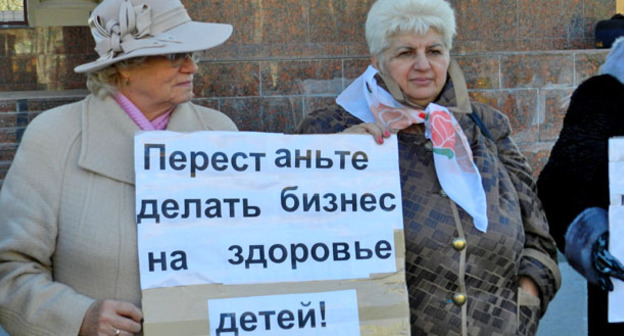 Жители Волгограда на пикете потребовали отменить решение об аутсорсинге в детсадах. Волгоград, 11 ноября 2016 г. Фото Татьяны Филимоновой для "Кавказского узла" 