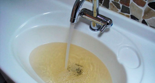 Водопроводная вода ненадлежащего качества. Фото: http://www.riadagestan.ru/news/health/dagestanskiy_rospotrebnadzor_prosit_naselenie_ispolzovat_tolko_kipyachenuyu_ili_butilirovannuyu_vodu/ Водопроводная вода ненадлежащего качества. Фото: http://www.riadagestan.ru/news/health/dagestanskiy_rospotrebnadzor_prosit_naselenie_ispolzovat_tolko_kipyachenuyu_ili_butilirovannuyu_vodu/