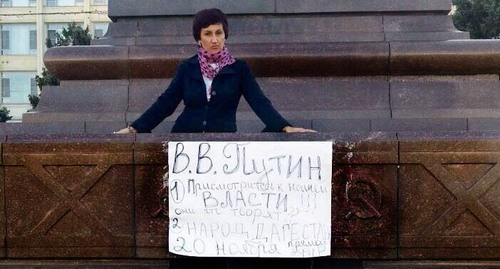Лариса Бачиева во время одиночного пикета на центральной площади Махачкалы. Фото Патимат Махмудовой для Кавказского Узла 