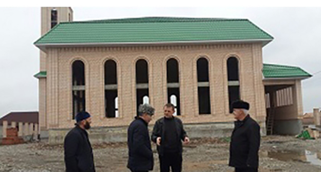 В селе Кулары Грозненского района Чечни ведется строительство новой мечети. Фото: https://chechnyatoday.com/content/view/283396'