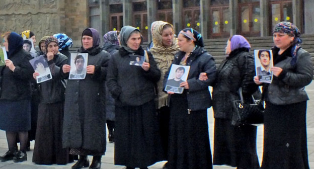 Акция протеста матерей похищенных молодых людей. Махачкала, 31 октября 2016 г. Фото Патимат Махмудовой для "Кавказского Узла"