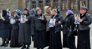 Акция протеста матерей похищенных молодых людей. Махачкала, 31 октября 2016 г. Фото Патимат Махмудовой для "Кавказского Узла"