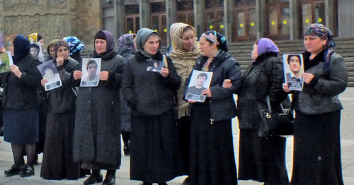 Акция протеста матерей похищенных молодых людей. Махачкала, 31 октября 2016 г. Фото Патимат Махмудовой для "Кавказского Узла"