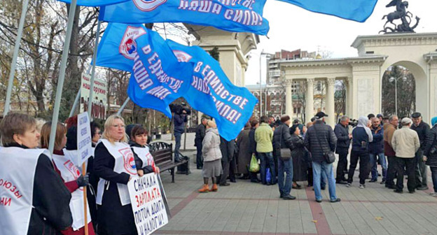 Пикет перед зданием администрации Краснодарского края провели сотрудники станкостроительного завода "Седин". Краснодар, 14 ноября 2016 г. Фото Натальи Дорохиной для "Кавказского узла"
