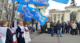 Пикет перед зданием администрации Краснодарского края провели сотрудники станкостроительного завода "Седин". Краснодар, 14 ноября 2016 г. Фото Натальи Дорохиной для "Кавказского узла"