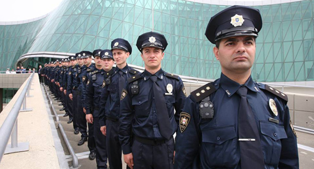 Сотрудники полиции Грузии у здания МВД. Фото http://www.vestikavkaza.ru/news/Gruzinskie-politseyskie-stali-chempionami-po-futbolu.html