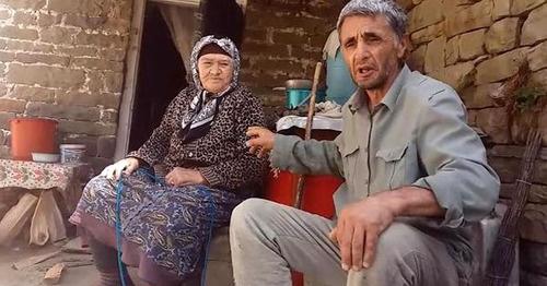 Рамазан Джалалдинов рядом с пожилой жительницей села Кенхи. Скриншот из видеообращения