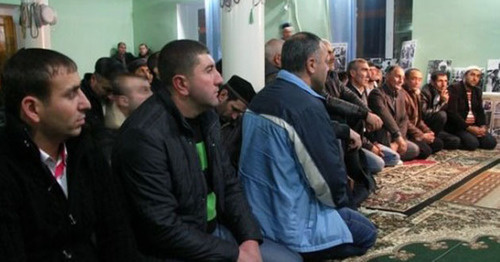 Турки-месхетинцы в мечети. Фото http://shkvarki.org/donbass/item/2883-turki-meskhetintsy-iz-donbassa-budut-pereseleny-v-turtsiyu