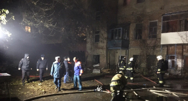 На месте пожара в четырехэтажном нежилом доме в Ростове-на-Дону, 15 ноября 2016 г. Фото: пресс-служба ГУ МВД России по Ростовской области https://61.мвд.рф/news/item/8932713