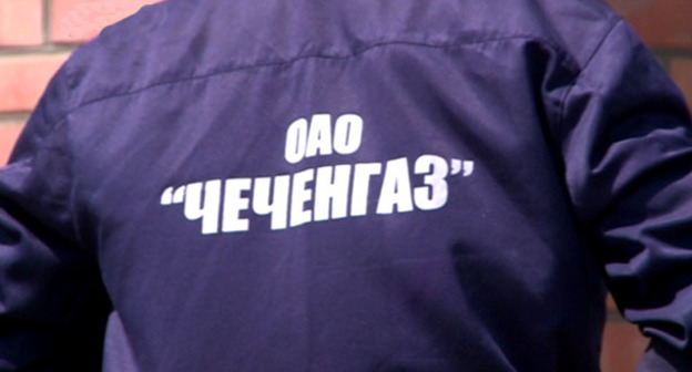 Сотрудник компании "Чеченгаз". Фото: grozny.tv