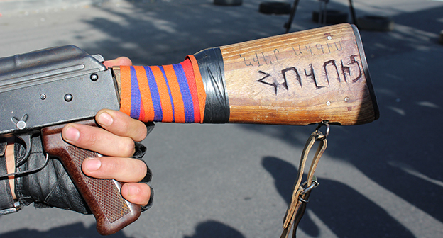 На прикладе нацарапано: «Подарок моему народу от Овика». Фото Тиграна Петросяна для "Кавказского узла"