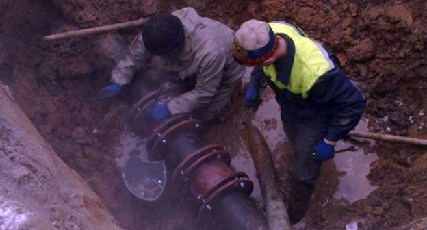 Ликвидация аварии. Фото http://bloknot-stavropol.ru/news/bolee-shesti-chasov-provedut-bez-vody-zhiteli-goro-795806