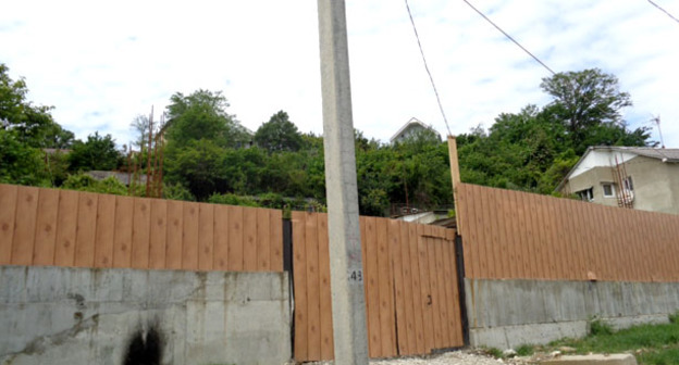 Забор за которым идет строительство многоквартироного дома на территории сочинского СНТ "Коммунальник". Сочи, ноябрь 2016 г. Фото Светланы Кравченко для "Кавказского узла"