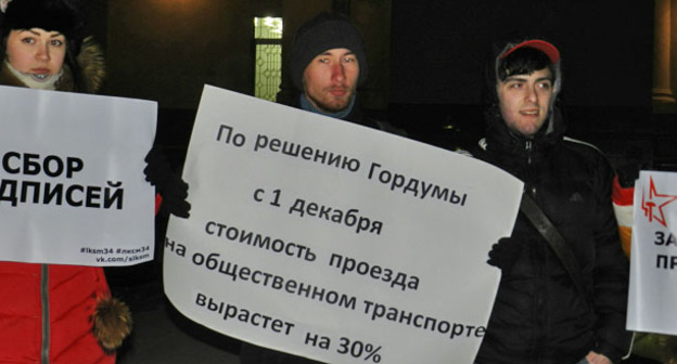 Пикет против повышения стоимости проезда в городском общественном электротранспорте. Волгоград, 18 ноября 2016 г. Фото Татьяны Филимоновой для "Кавказского узла"