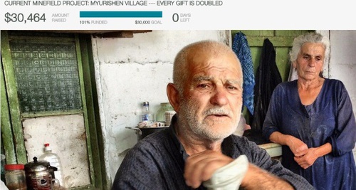 Объявление об успешном завершении сбора средств на разминирование Нагорного Карабаха, на фото семья местных жителей Междумянов. Halotrust.org